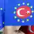 In einem kleinen Tischfähnlein sind am Dienstag (04.10.2005) in Frankfurt am Main die Flaggen der Europäischen Union (EU) und der Türkei vereint dargestellt. In der Nacht zuvor hatten die EU und die Türkei in Luxemburg Verhandlungen über einen türkischen Beitritt zur EU begonnen. Nach langem internen Streit hatten die EU-Außenminister den Verhandlungen zugestimmt. Die Türkische Gemeinde in Deutschland (TGD) begrüßte die Aufnahme von Beitrittsverhandlungen der EU mit der Türkei. Foto: Frank Rumpenhorst dpa (zu dpa 0532) +++(c) dpa - Report+++ pixel