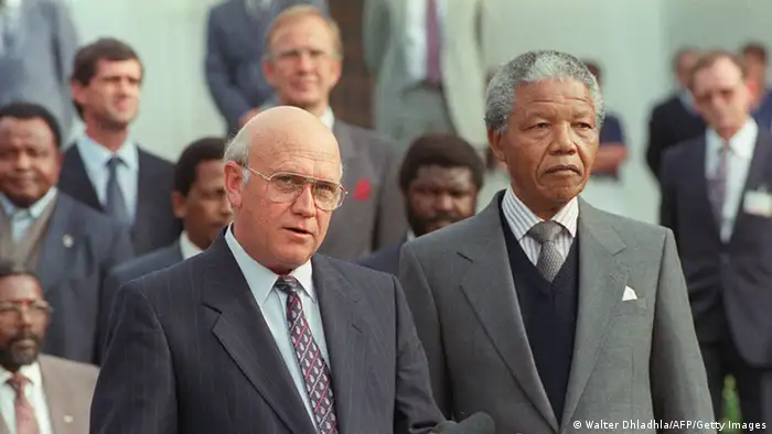 Bildergalerie Mandela Südafrikas Frederik Willem de Klerk mit Nelson Mandela 1990