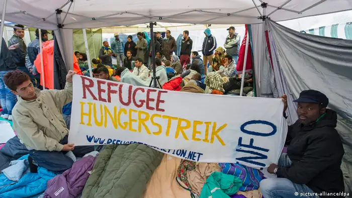 Mehrere Flüchtlinge protestieren am 24.06.2013 in München (Bayern) mit einem Hungerstreik für die Anerkennung ihrer Asylanträge. Foto: Marc Müller dpa +++(c) dpa - Bildfunk+++