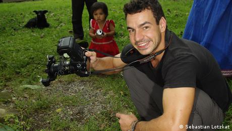 Biologist Andreas Hertz with camera in Panama (Photo: Sebastian Lotzkat)