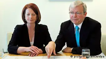 epa03115939 (FILE) A file photograph showing Australian Prime Minister Julia Gillard (left) meets with Australian Foreign Minister Kevin Rudd at the commonwealth offices in Waterfront House, Brisbane, Australia, 07 August 2010. According to media reports on 22 February 2012 Kevin Rudd has resigned as Foreign Affairs Minister. EPA/ANDREW MEARES POOL AUSTRALIA AND NEW ZEALAND OUT *** Local Caption *** 00000402328003