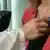 Eine Kamera dreht, wie ein Arzt eine Patientin mit dem Stetoskop abhört, Quelle: DW