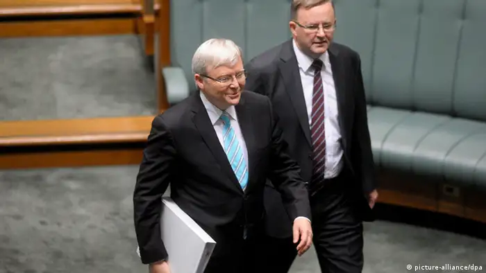 epa03762062 Newly sworn-in Australian Prime Minister Kevin Rudd (L) and Deputy Prime Minister Anthony Albanese arrive at the House of Representatives at Parliament House in Canberra, Australia, 27 June 2013. Kevin Rudd was sworn in as Australia's new prime minister 27 June after defeating Julia Gillard in a Labor party caucus ballot. Her party dumped Gillard because it is trailing Tony Abbott's conservatives in opinion polls and faced a disastrous showing at the ballot box. EPA/ALAN PORRITT AUSTRALIA AND NEW ZEALAND OUT