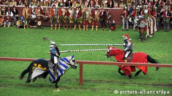 Zwei Ritter auf Pferden kämpfen (c) picture-alliance/dpa