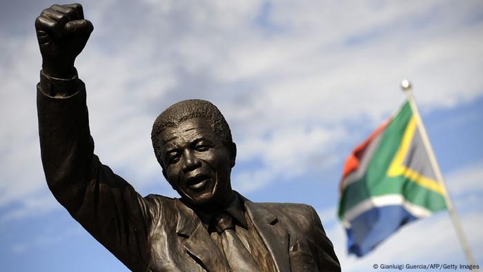 Nelson Mandela Südafrika Flagge Denkmal Faust