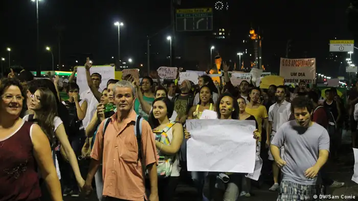 Demonstranten marschieren nach Mitternacht durch Rios Straßen