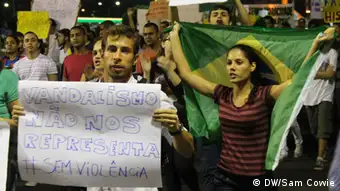 Brasilien Proteste Rio de Janeiro Keine Gewalt Bild: DW/Sam Cowie, 27.6.13, Rio de Janeiro