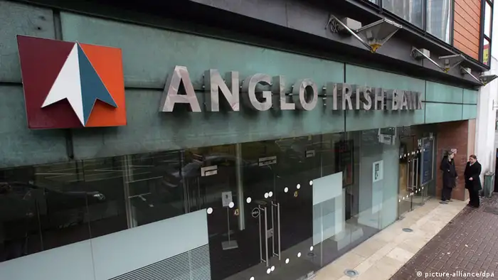 [18184350] Anglo Irish Bank braucht weitere Milliarden Staff stand outside a branch of the Anglo Irish Bank in Belfast, Northern Ireland, 31 March 2010. The Irish government will inject another 8.3bn euros (£7.4bn, $9.9bn) into the nationalised Anglo Irish Bank, it has been announced. Irish Finance Minister Brian Lenihan said pumping in more money was 'the least worst option'. Allied Irish Banks and Bank of Ireland will try to raise money from private investors. But Allied Irish Banks will probably require taxpayer support, the finance minister added. EPA/PAUL MCERLANE