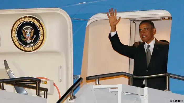 U.S. President Barack Obama waves while arriving at Waterkloof Air Base in South Africa June 28, 2013. REUTERS/Jason Reed (SOUTH AFRICA - Tags: POLITICS)
