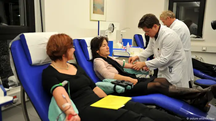 Blutspender sind am Donnerstag (30.10.2008) beim Blutspenden in der Universitätsklinik in Freiburg zu sehen. In den vergangenen Wochen kam es in Deutschland zu einer Knappheit der Blutkonserven. Foto: Patrick Seeger dpa/lsw +++(c) dpa - Report+++