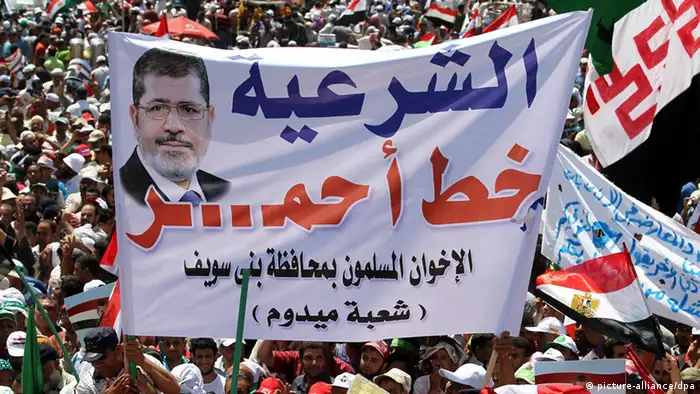 epa03764865 Egyptian activists gather in support of Egyptian President Mohammed Morsi during a pro-government rally in Cairo, Egypt, 28 June 2013. Supporters of Morsi rallied two days ahead of mass protests planned by opposition groups to call on the Islamist leader to step down. EPA/KHALED ELFIQI +++(c) dpa - Bildfunk+++