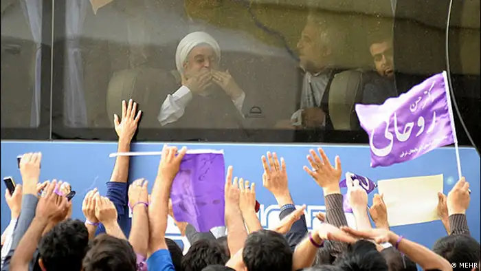 Hassan Rohani hat vor den Wahlen die Stadt Tabriz im Nordwesten Irans besucht. Der sendet seinen Anhaenger einen Luftkuss zugeliefert von: Azin Heidarinejad copyright: MEHR