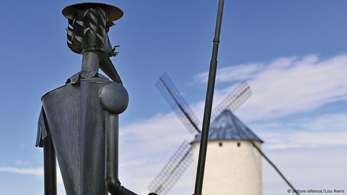 Estatua de Don Quijote junto a un molino de viento en Campo de Criptana 
