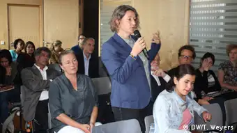 Guest asking a question at the panel discussion Medien International: Colombia in Berlin. (June 2013. Photo: Boris Trenkel).