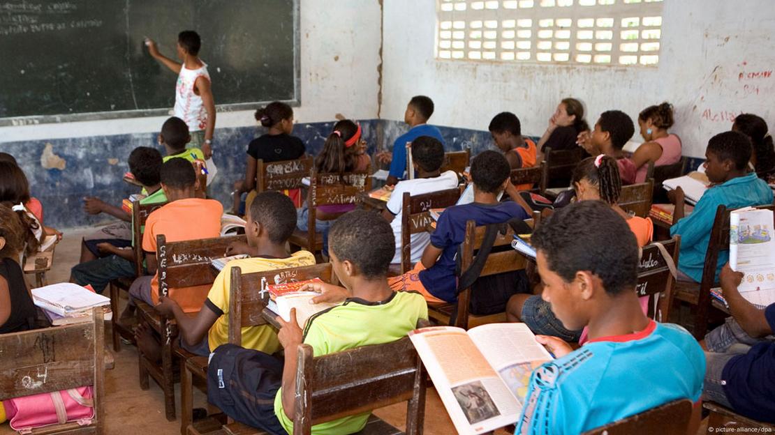 Professor e alunos em sala de aula