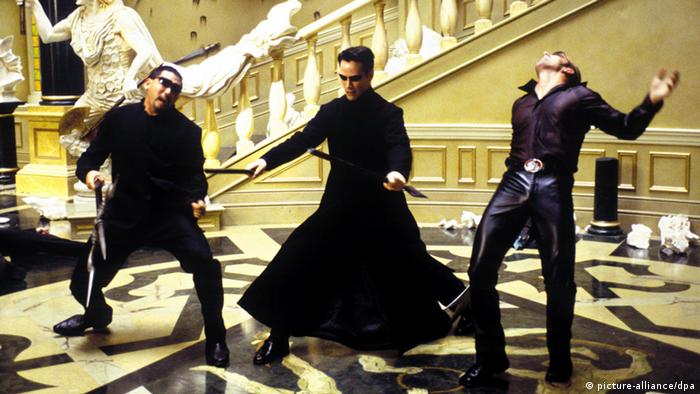 Filmstill aus dem Film Matrix: Neo kämpft gegen zwei Agenten (Foto: picture-alliance/dpa)
