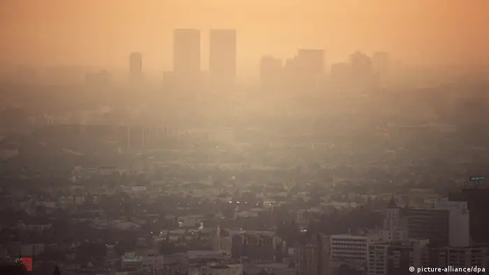 Blick auf die abendliche Smog-Glocke über Los Angeles. (Aufnahme von 1984).