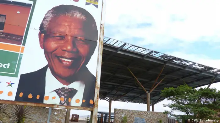 Auf dem Bild: Konterfei_Madiba_Mseum.JPG Titel: Tafel mit Mandelakonterfei vor seinem Museum in Qunu. Es bietet u.a. Workshops fuer Kinder zur Demokratieerziehung an. Copyright: DW/Ludger Schadomsky