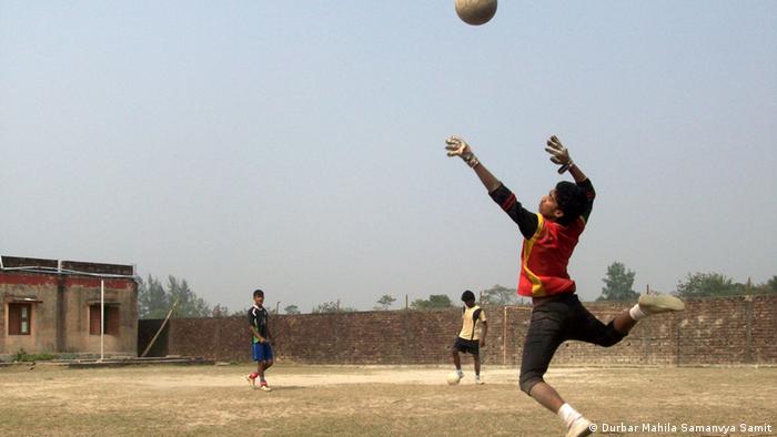 Football team of children of sexworkers during a practice match in Kolkata. (Mai/Juni 2013) zugeliefert von Prya Esselborn copyright: Nichtregierungsorganisation Durbar Mahila Samanvya Samit