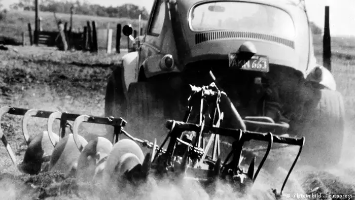 Deutschland Auto VW Käfer mit Pflug 1950 (ullstein bild - Teutopress)