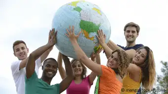 Jugendliche halten Globus