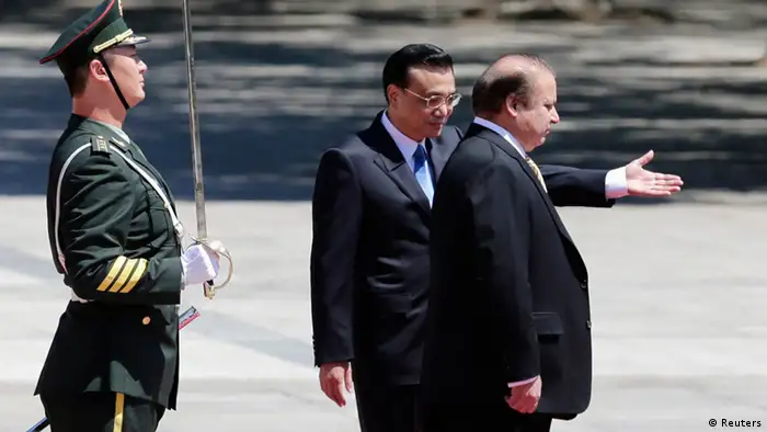 Chinese Premier Li Keqiang (C) shows the way to Pakistan's Prime Minister Nawaz Sharif (R) during a welcome ceremony outside the Great Hall of the People in Beijing, July 5, 2013. REUTERS/Jason Lee (CHINA - Tags: POLITICS BUSINESS)
