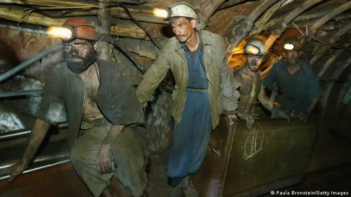 KARKAR, AFGHANISTAN - OCTOBER 31: Afghan coal miners use the trolley to exit the mine after their shift is over inside the Karkar mine October 31, 2004 Karkar, Afghanistan. The workers are coming from 350 meters inside the tunnel. The mine is the most active one in the country, producing coal for the country for the upcoming winter season. There are 160 mine workers working 2 shifts producing 55 tons of coal per day which has been in operation for 57 years and was active during the Taliban years as well. The workers make less than $4.00 a day. (Photo by Paula Bronstein/Getty Images) Erstellt am: 31 Okt 2004 Suchbegriffe: Geschäftsleben, Finanzen, Ganzkörperansicht, Naher und Mittlerer Osten, Afghanistan, Bergmann, Bergwerk, Weggehen, Fossiler Brennstoff, Kohle, Bergbau, Trolleybus, Energieindustrie, Kohlenbergmann, Taliban, Karkar, Kohlengrube