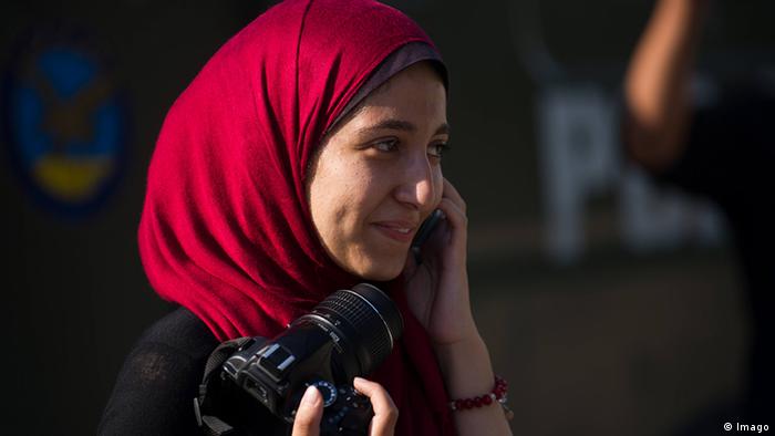 Ägypten arabische Frühling Frau mit Handy und Kamera