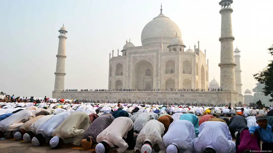 People Visit Taj Mahal in India Editorial Photo - Image of dome, hinduism:  160653721