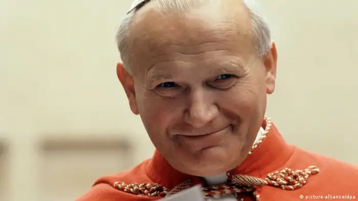 ARCHIV - Papst Johannes Paul II lächelt während seines Besuchs in den USA im Oktober 1979. Foto: Martin Athenstädt/dpa (zu dpa ««Yes, we can!» - Was würde ein Papst mit Popstar-Qualitäten bewirken?» vom 01.03.2013) +++(c) dpa - Bildfunk+++