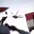 Ein Militärhubschrauber am Himmel, ägyptische Flaggen wehen (Foto: AFP)