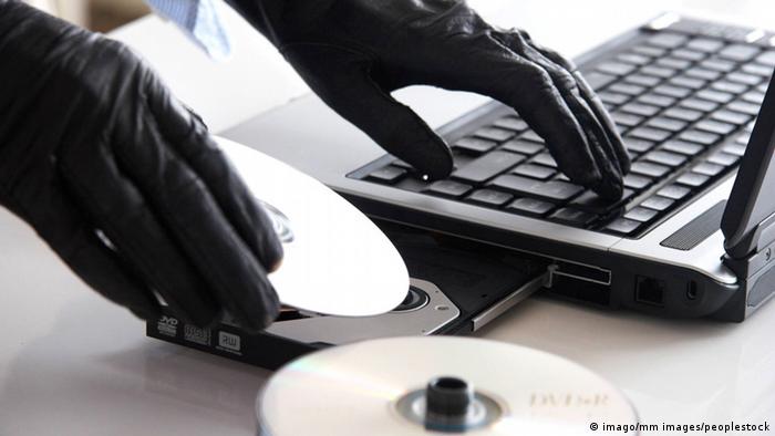 Рука на компьютерной клавиатуре