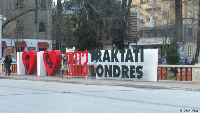 Brücke in Tirana mit Werbung der PDIU (Bild: Mimoza Puto/DW)