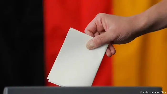 Ein Stimmzettel zur Bundestagswahl wird am Sonntag (27.09.2009) in Berlin in einem Wahlraum in eine Urne gesteckt. Bei der Wahl zum 17. Deutschen Bundestag waren nach einer Schätzung des Statistischen Bundesamtes rund 62,2 Millionen Deutsche wahlberechtigt. Foto: Jens Wolf dpa +++(c) dpa - Report+++