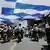 Agentes de policía griegos marchan en sus motocicletas en protesta contra recortes.