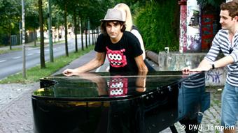 Davide Martello mit seinem Klavier auf der Straße, Copyright: DW / Julian Tompkin