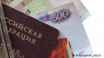 Российский паспорт с вложенными банкнотами