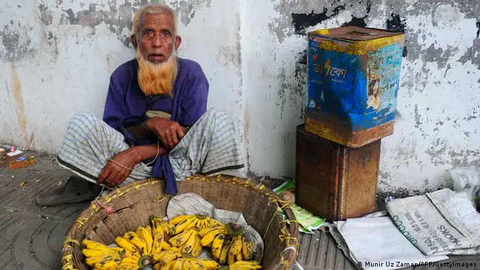 Ein alter Mann in Bangladesh verkauft Bananen. (Foto: AFP)