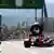 Formel-1-Pilot Mark Webber verliert ein Rad, das durch die Luft fliegt (Foto: Getty)