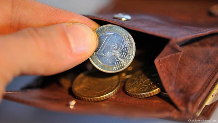 Un monedero con monedas.