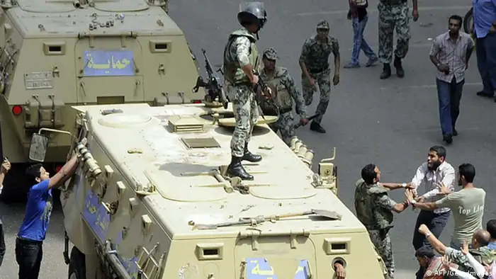 An Egyptian anti-military protester confronts an army officer following the deployment of a military unit in the Abbassiya district of Cairo where clashes took place during a protest on May 2, 2012. Egypt's military chief of staff said on the army may transfer power to an elected president on May 24 if the vote is decided in the first round, state television reported. AFP PHOTO/STR (Photo credit should read -/AFP/GettyImages) Erstellt am: 02 Mai 2012 Frühling