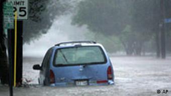 Hurrikan Katrina überflutete Straße unterhalb New Orleans