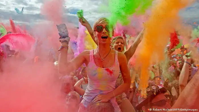 Ein Holi-Fest in Dresden, wo sich Menschen mit Farbpulvre bewerfen (Foto: AFP)