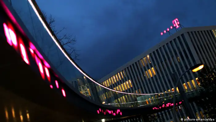 Die Zentrale der Deutschen Telekom in Bonn, aufgenommen am Mitwoch (03.11.2010). Das Unternehmen legt am Donnerstag (04.11.2010) die Zahlen für das drite Quartal 2010 vor. Foto: Oliver Berg dpa/lnw