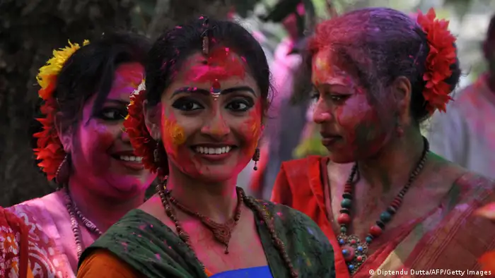 Indische Frauen feiern das Holi-Fest. Sie sind bunt bemahlt. (Foto: AFP / Getty Images)
