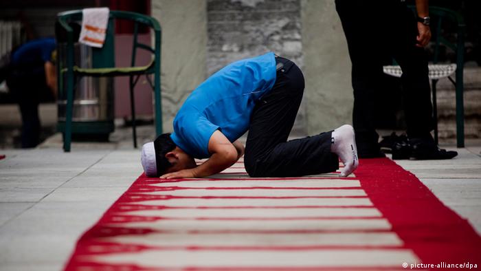 epa02855966 A Chinese Muslim man attends the first Friday prayers of the holy month of Ramadan at the Niujie Mosque in Beijing, China, 05 August 2011. Muslims around the world are marking the holy month of Ramadan, when they refrain from eating, drinking and intimacy with their partners from dawn till dusk. EPA/DIEGO AZUBEL