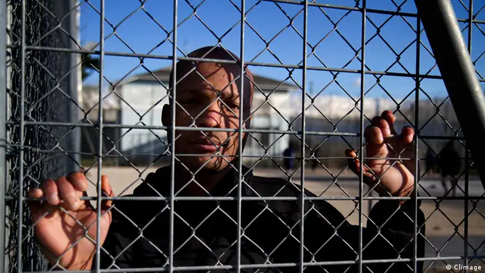 « Vol spécial » montre le quotidien des migrants qui attendent leur expulsion