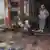 Ein Polizist inspiziert das durch die Explosion zerstörte Café