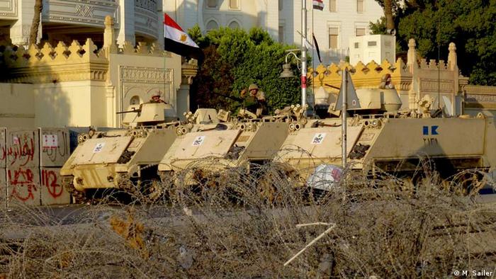 Schützenpanzer bei einer Demonstration vor dem Präsidentenpalast in Kairo (Foto: M. Sailer)