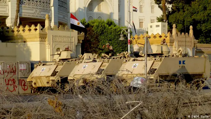 Schützenpanzer bewachten den Zugang zum Präsidentenpalast Juli 2013
